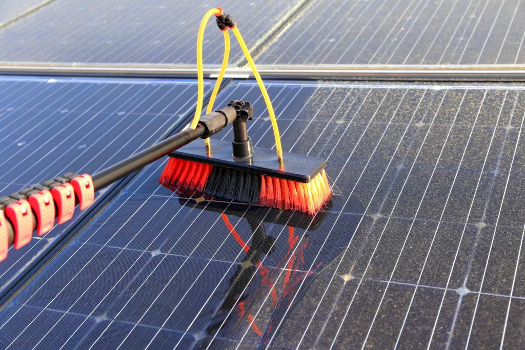 Solarpanel-Reinigung mit Bürste